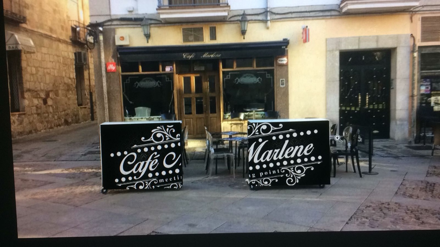 Fotografía original de la fachada y terraza de Café Marlene aportada por el propietario